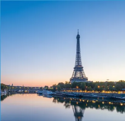 La Tour Eiffel et la Seine au crépuscule